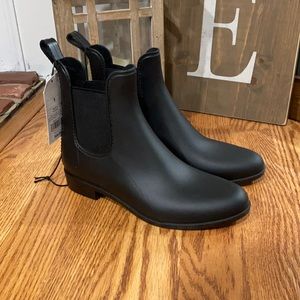 Women’s ankle rain boots